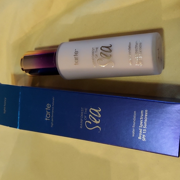 Light Honey Rainforest of the Sea Water Foundation Broad Spectrum SPF 15